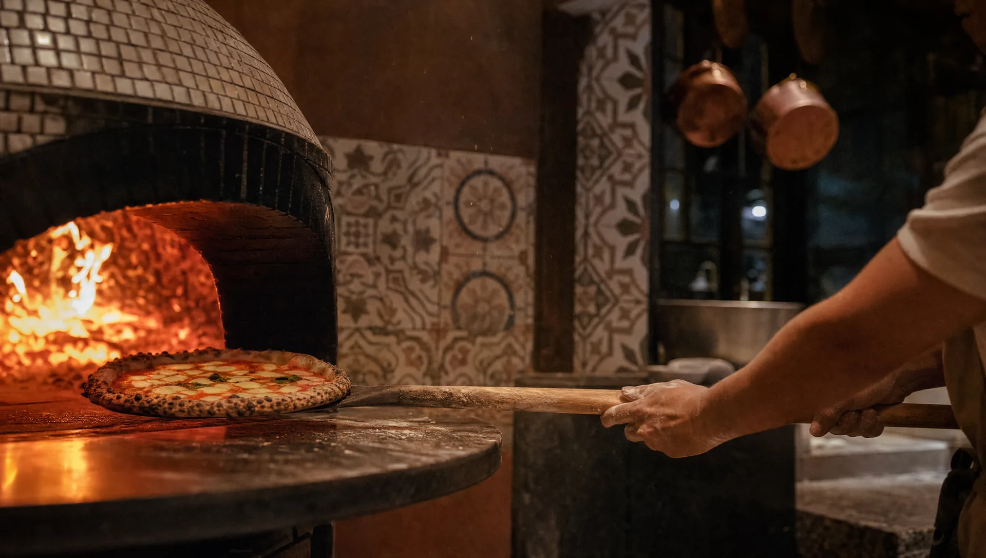 Horno de leña de Horno Nueve con una pizza entrando en la pala