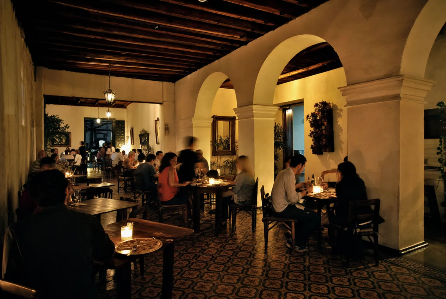 Salón de Horno Nueve con piso de mosaico, arcos y mesas con velas